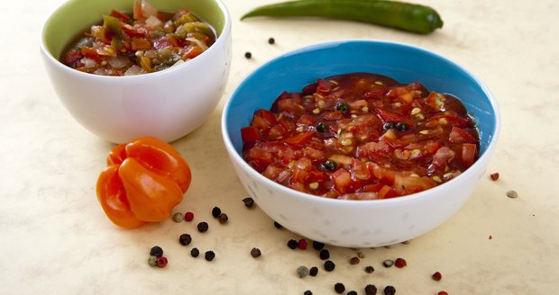 Rajčatová omáčka s chilli a rajčatová s česnekem Rajčatová omáčka s chilli a rajčatová s česnekem