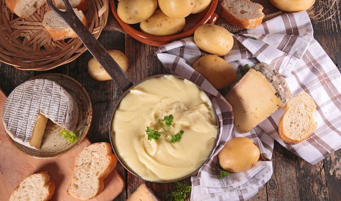 Sýrové fondue je ideální na party i pro romantický večer