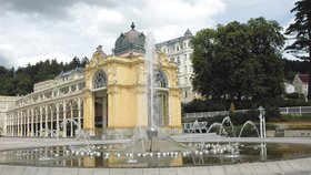 Zpívající fontánu obdivují turisté v Mariánských Lázních již od roku 1986