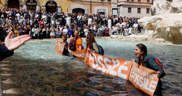 Klimatičtí aktivisté vylili do slavné fontány v Římě barvu. Turisté je za to chtěli zbít