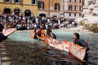 Klimatičtí aktivisté vylili do slavné fontány v Římě barvu. Turisté je za to chtěli zbít