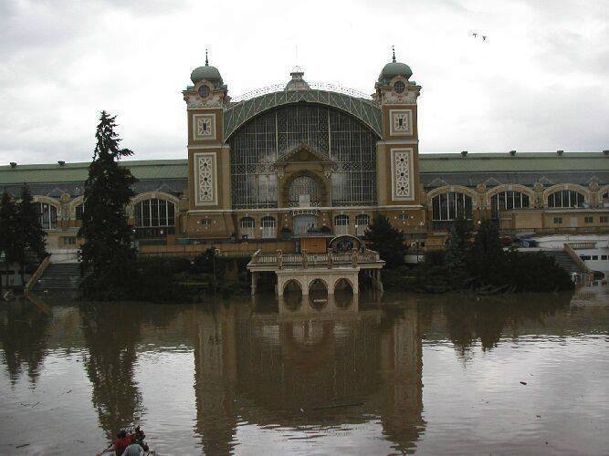Takto vypadala Křižíkova fontána při povodních v roce 2002.