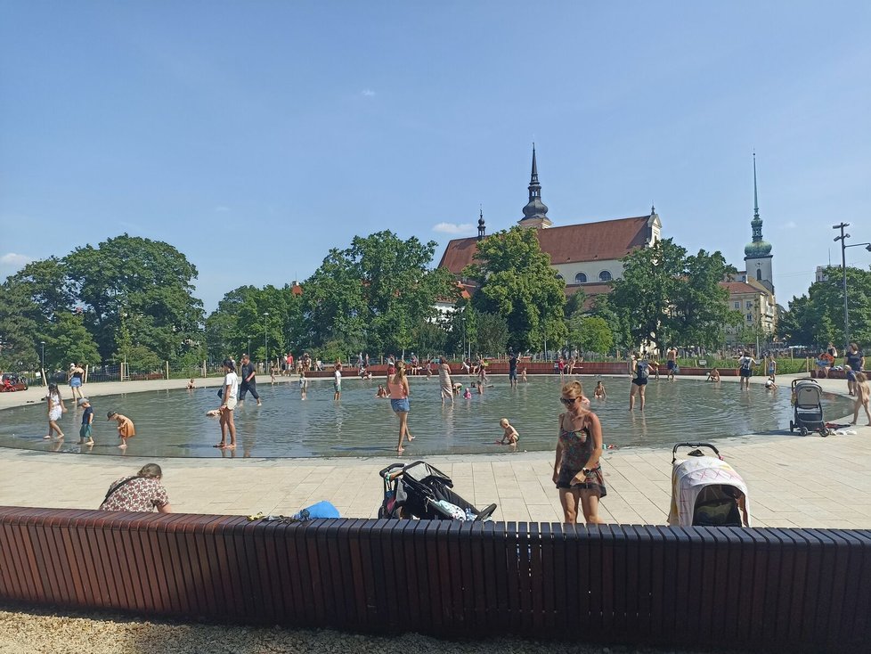 Nová fontána na Moravském náměstí je v těchto dnech v obležení. Nejvíc tady hledají osvěžení rodiče s malými caparty.