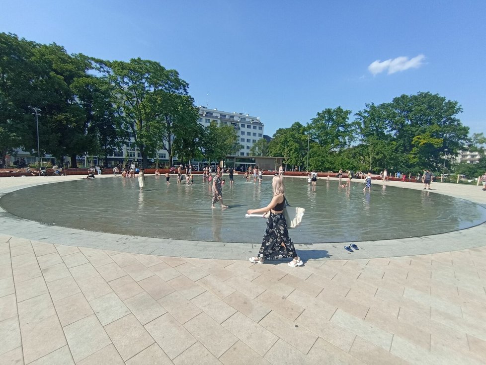 Nová fontána na Moravském náměstí je v těchto dnech v obležení. Nejvíc tady hledají osvěžení rodiče s malými caparty.