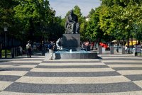 Naháč v centru Bratislavy: Čech se koupal ve fontáně uprostřed náměstí