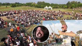 1000 muzikantů najednou zahrálo Learn to Fly od Foo Fighters.