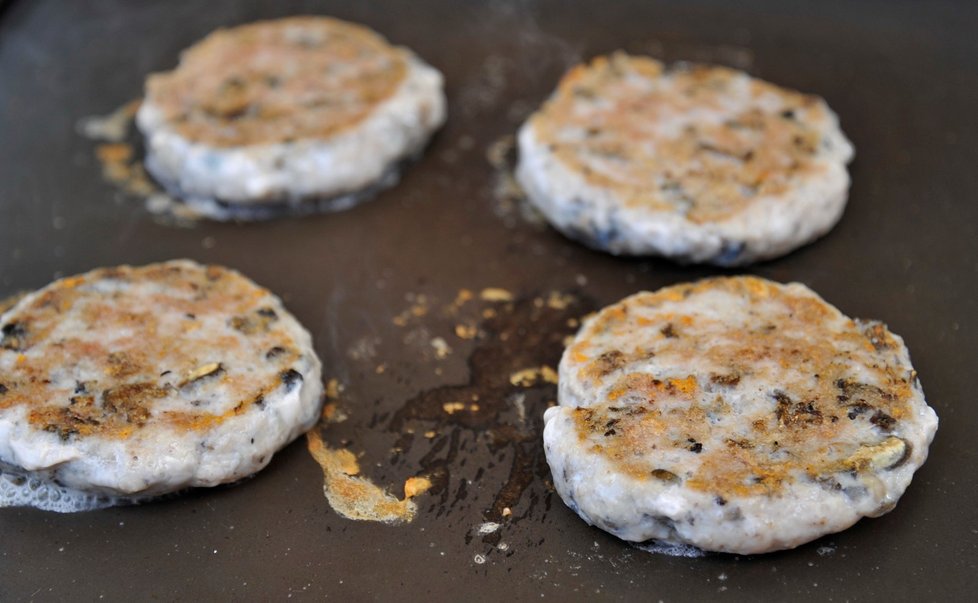 Na snímku je vepřový burger se šneky a slaninovým džemem s pivní švestkou