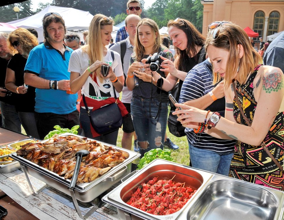 Na Extreme food festivalu 12. května 2018 v Brně se mohli návštěvníci seznámit s pokrmy z hmyzu, štírů a dalších netypických tvorů a ochutnat jídla z mnoha exotických míst světa. Na snímku si návštěvníci fotí pečená holoubata