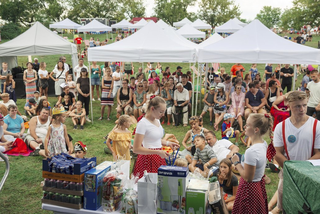 Rozložené deky, stovky piknikových košů plných dobrot, legrace, setkání s přáteli, pobíhající děti s balónky a nostalgická nálada babího léta.