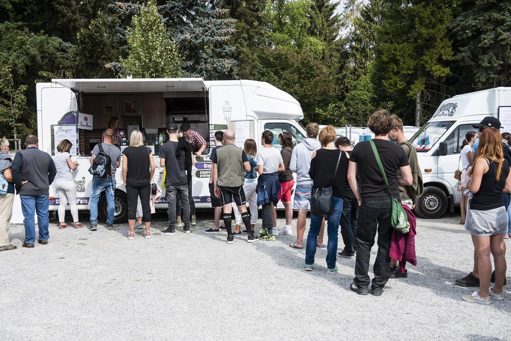 Na francouzský food truck Bonjour se stála pořádná fronta