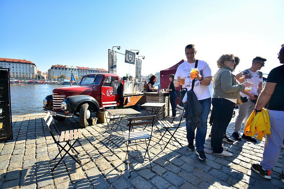 Food truck show nabídla letos několik desítek kuchyní na kolečkách. A dokonce i hospodu v autobuse.