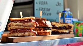 Food truck show nabídla letos několik desítek kuchyní na kolečkách. A dokonce i hospodu v autobuse.