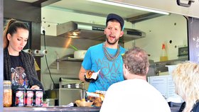 Food truck show nabídla letos několik desítek kuchyní na kolečkách. A dokonce i hospodu v autobuse.