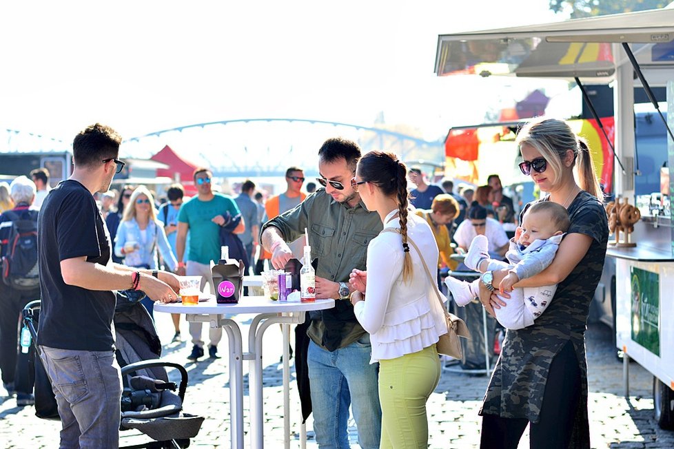 Food truck show nabídla letos několik desítek kuchyní na kolečkách. A dokonce i hospodu v autobuse.