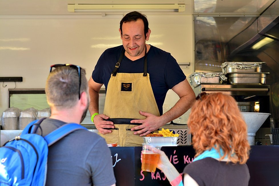 Food truck show nabídla letos několik desítek kuchyní na kolečkách. A dokonce i hospodu v autobuse.