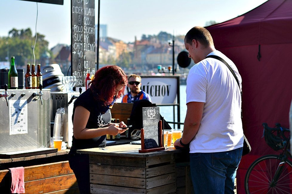 Food truck show nabídla letos několik desítek kuchyní na kolečkách. A dokonce i hospodu v autobuse.