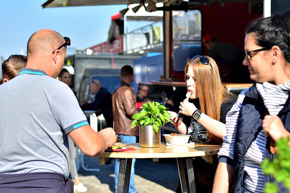 Food truck show nabídla letos několik desítek kuchyní na kolečkách. A dokonce i hospodu v autobuse.