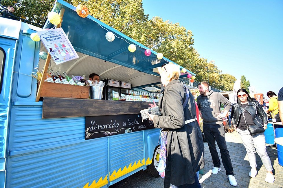 Food truck show nabídla letos několik desítek kuchyní na kolečkách. A dokonce i hospodu v autobuse.