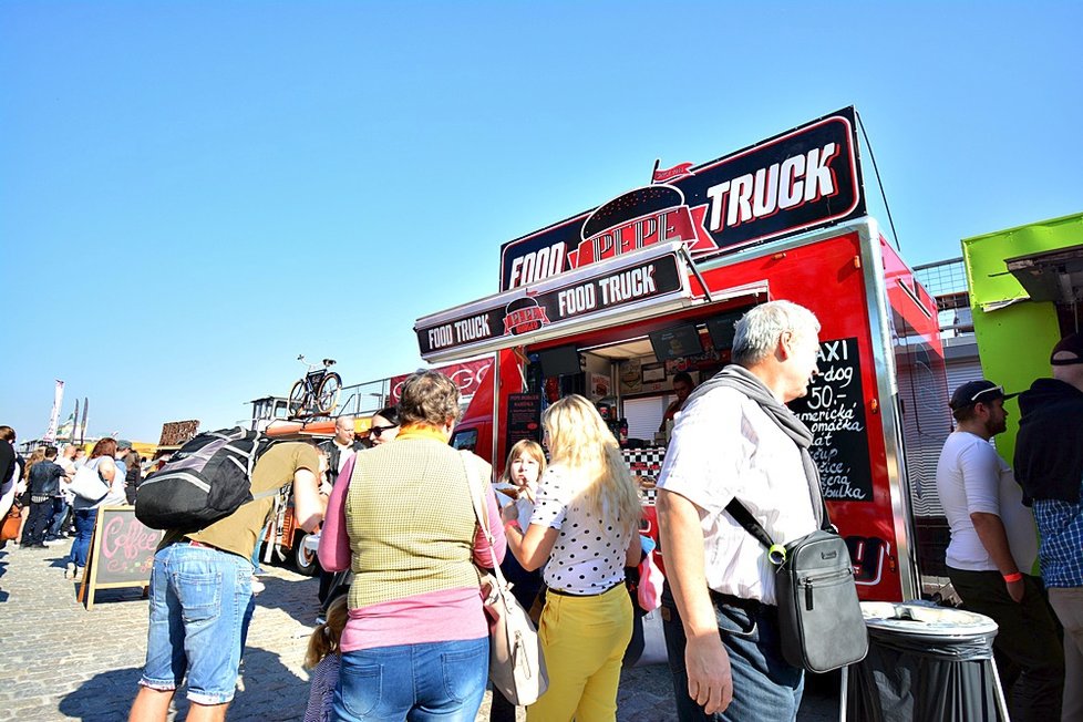 Food truck show nabídla letos několik desítek kuchyní na kolečkách. A dokonce i hospodu v autobuse.