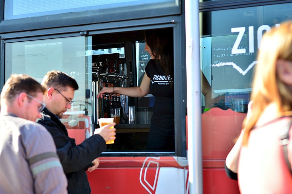 Food truck show nabídla letos několik desítek kuchyní na kolečkách. A dokonce i hospodu v autobuse.