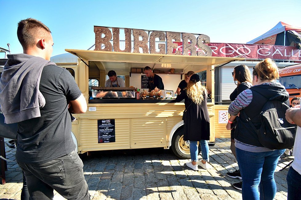 Food truck show nabídla letos několik desítek kuchyní na kolečkách. A dokonce i hospodu v autobuse.