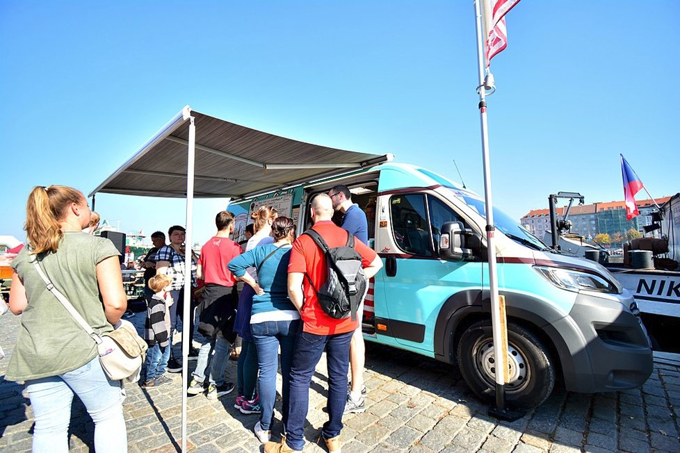 Food truck show nabídla letos několik desítek kuchyní na kolečkách. A dokonce i hospodu v autobuse.