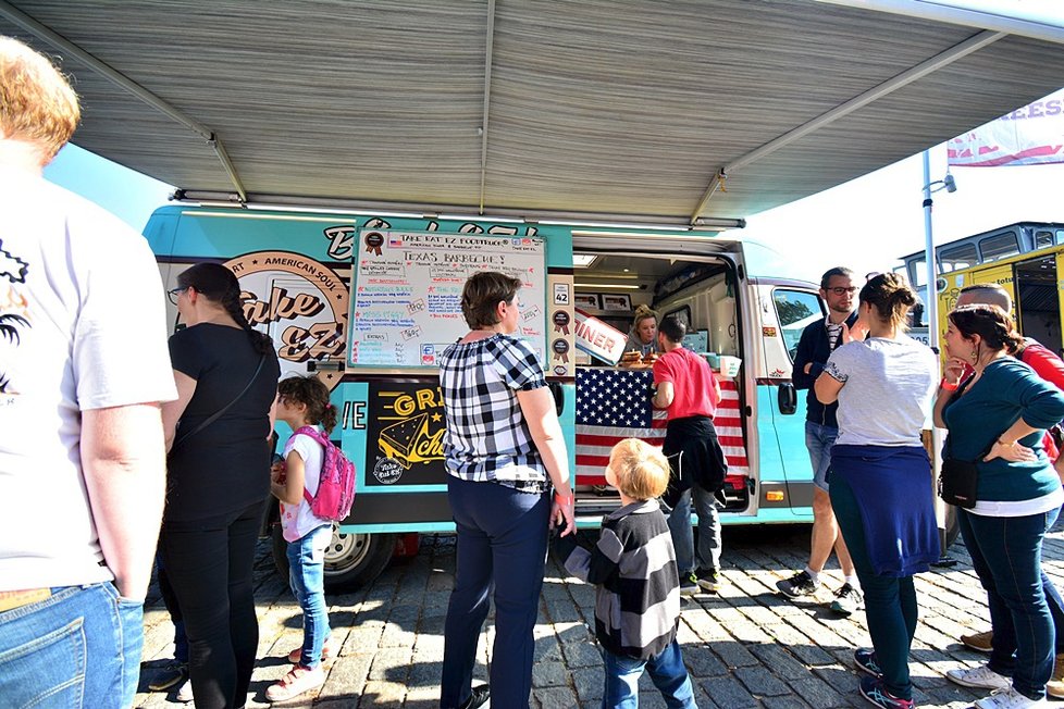 Food truck show nabídla letos několik desítek kuchyní na kolečkách. A dokonce i hospodu v autobuse.