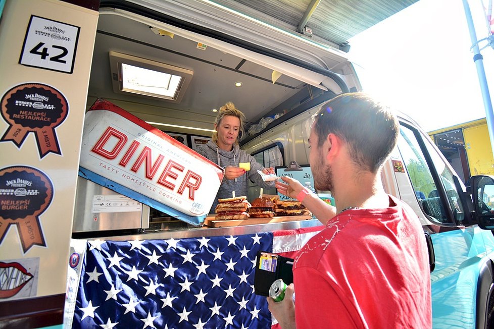 Food truck show nabídla letos několik desítek kuchyní na kolečkách. A dokonce i hospodu v autobuse.