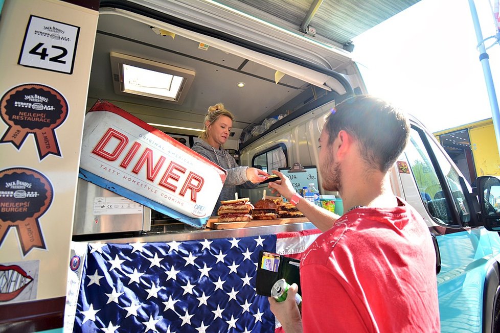 Food truck show nabídla letos několik desítek kuchyní na kolečkách. A dokonce i hospodu v autobuse.