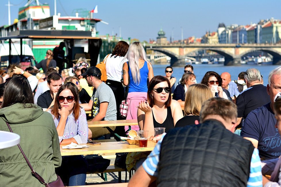 Food truck show nabídla letos několik desítek kuchyní na kolečkách. A dokonce i hospodu v autobuse.