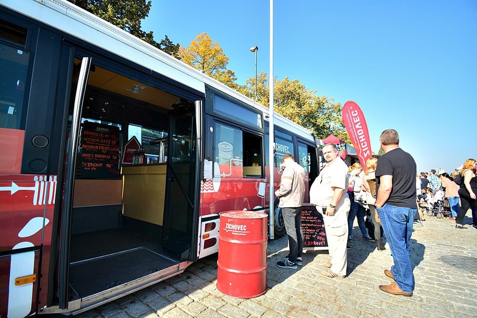 Food truck show nabídla letos několik desítek kuchyní na kolečkách. A dokonce i hospodu v autobuse.