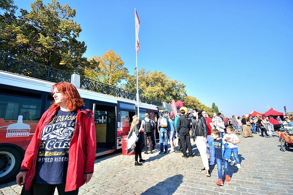 Food truck show nabídla letos několik desítek kuchyní na kolečkách. A dokonce i hospodu v autobuse.