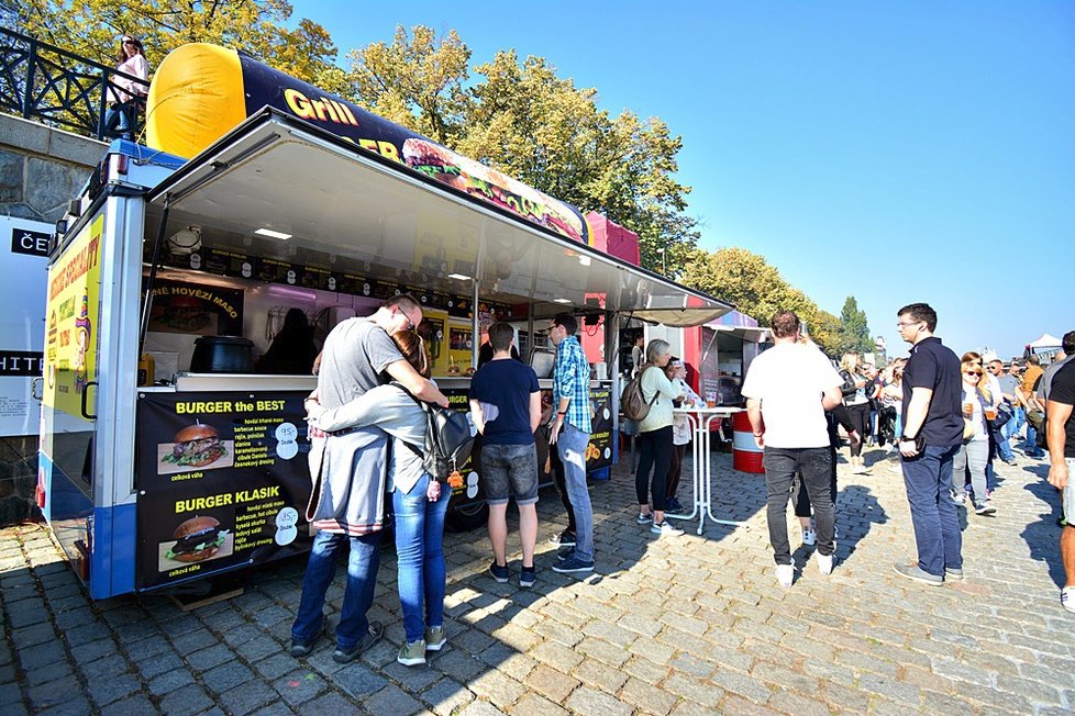 Food truck show nabídla letos několik desítek kuchyní na kolečkách. A dokonce i hospodu v autobuse.