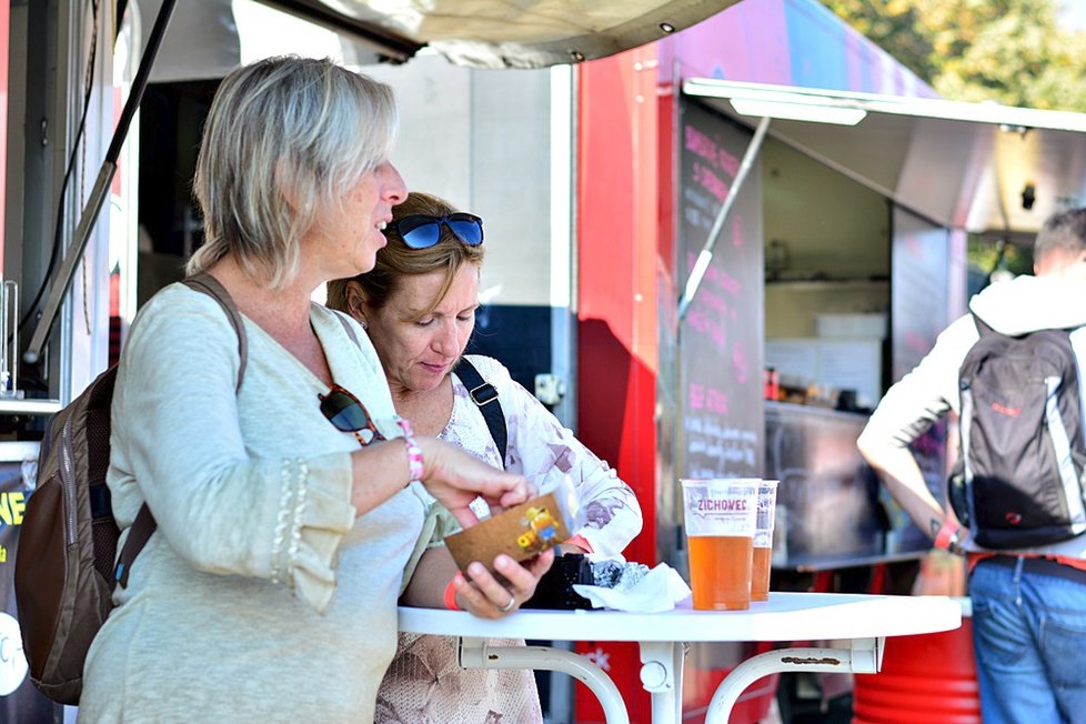 Food truck show nabídla letos několik desítek kuchyní na kolečkách. A dokonce i hospodu v autobuse.