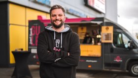 Martin vyměnil kancelář za food truck s koblížky. Dává práci hendikepovaným