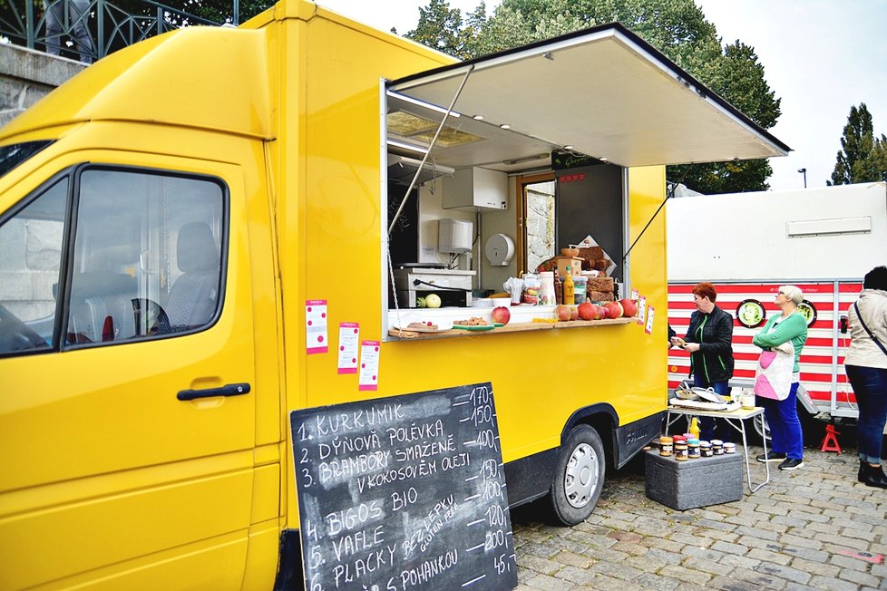 Food Truck festival přilákal stovky Pražanů.