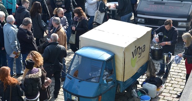 K vidění byly nejrůznější druhy vozů. K těm nejzvláštnějším patřila tříkolka s vínem, která jezdí z kopce jen 40. Naštěstí to na akci neměla tak daleko, protože patří majiteli z Prahy.