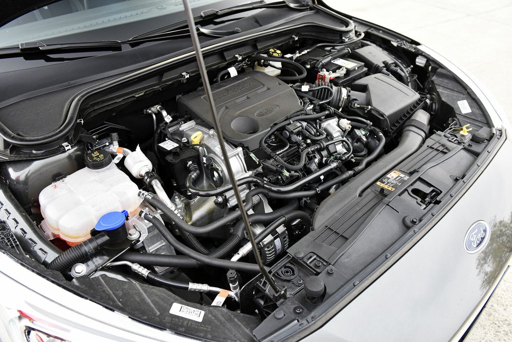 První verzi motoru 1.0 EcoBoost, které se týká problematika rozvodového řemene v olejové lázni, poznáte podle turbodmychadla a výfuku na přední straně. Nový motor s rozvody hnanými řetězem má celou hlavu opačně.
