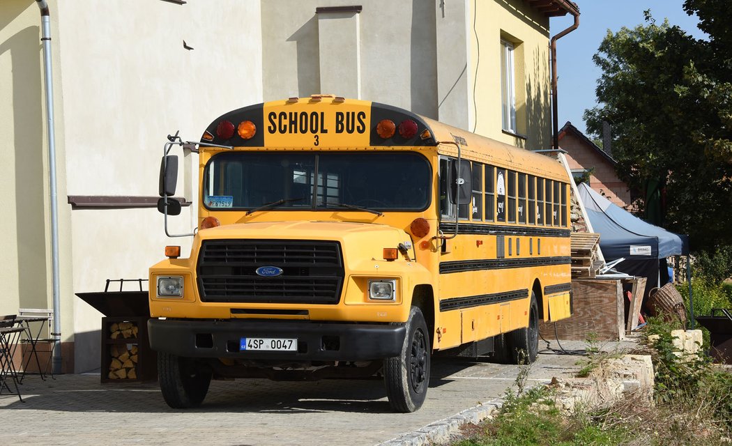 Ford B700