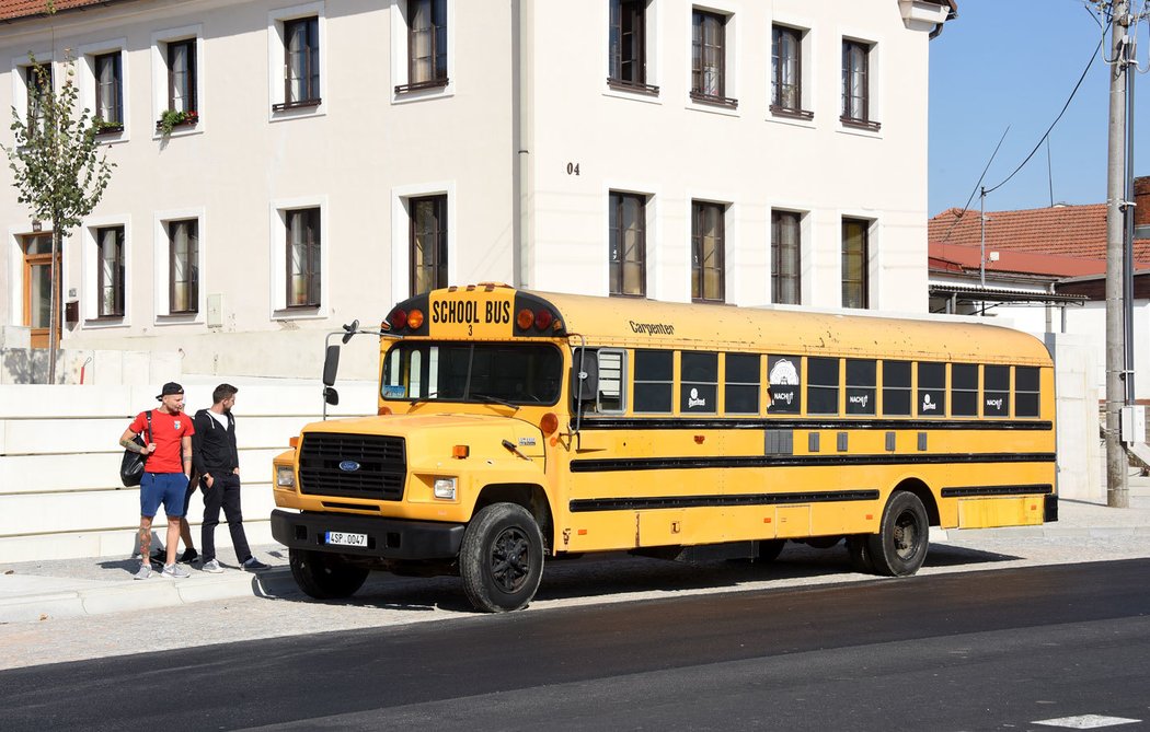 Ford B700