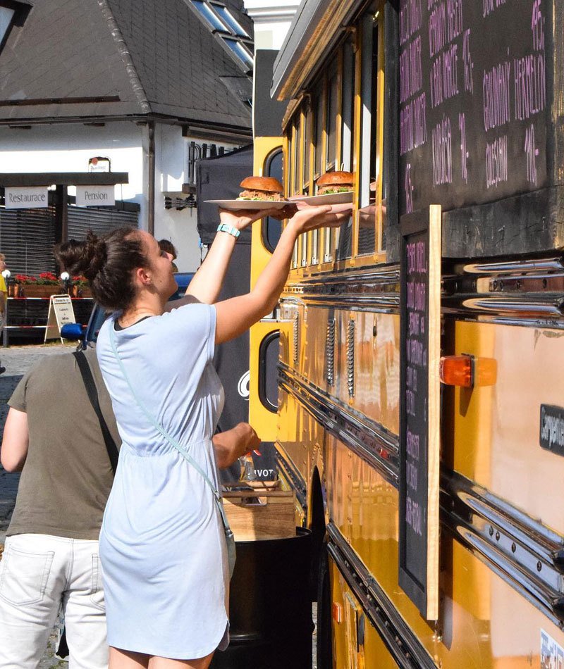 Kamarádi z Osíku servírují burgery přímo z okýnek autobusu