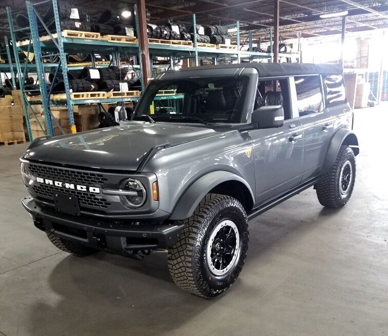 Ford Bronco Badlands 4x4 gray V6 Sasquatch Package