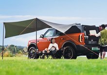 První sériový hybrid Fordu míří do světa. Největší Ford Bronco myslí i na kempování