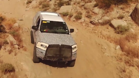 Video: Ford láká na nové Bronco. Podívejte se, jak válí v terénu