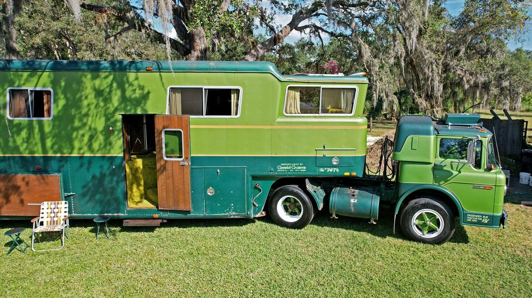 Ford C-750 Camelot Cruiser Motorhome (1974)