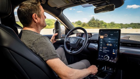 Nový systém Ford Co-Pilot slibuje pohodlné hands-free cestování