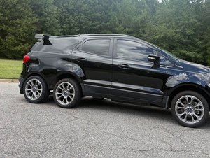 Někdo měl zbytečně mnoho volného času. Na prodej je bizarní šestikolový Ford Ecosport
