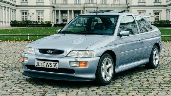 Draží se poslední vyrobený Ford Escort RS Cosworth! Zbavuje se ho velice zajímavý chlapík