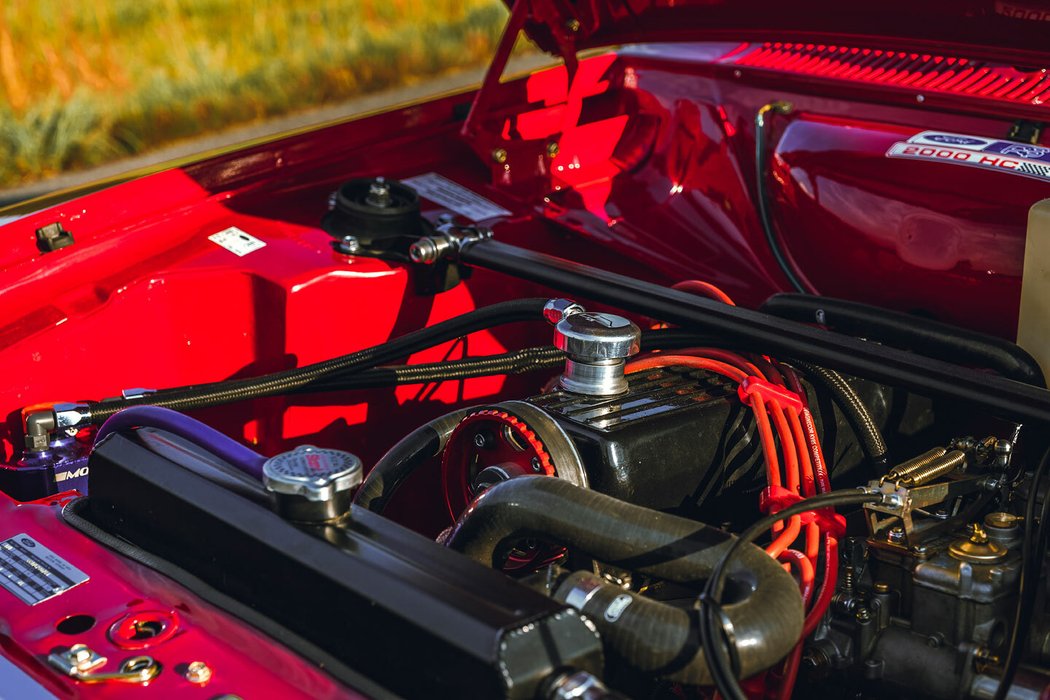 Escort RS2000 má pod kapotou motor Pinto o objemu 2,0 litru s vyšším kompresním poměrem. V základu disponuje výkonem 100 koní.