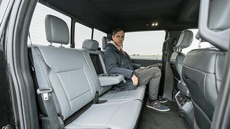 Zadní sedadla delší kabiny nabízejí mimořádný prostor i pro dospělé cestující. Leckteré velké SUV může závidět. Zadní sedadla delší kabiny nabízejí mimořádný prostor i pro dospělé cestující. Leckteré velké SUV může závidět.